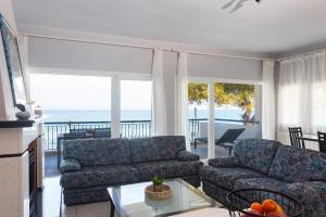 Istumisnurk majutusasutuses Siviri Sunset Amazing Sea View- With fireplace -Starlink wifi