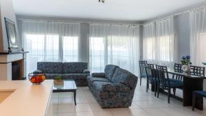 Un lugar para sentarse en Siviri Sunset Amazing Sea View- With fireplace -Starlink wifi