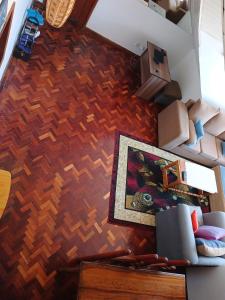 einen Blick über ein Wohnzimmer mit Holzboden in der Unterkunft Spacious Ensuite Room Kilimani in Nairobi