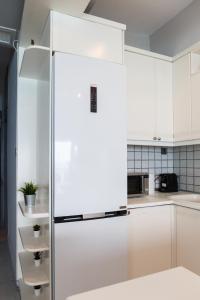 Una cocina o cocineta en Siviri Sunset Amazing Sea View- With fireplace -Starlink wifi