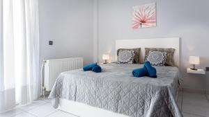 Una cama o camas en una habitación de Siviri Sunset Amazing Sea View- With fireplace -Starlink wifi