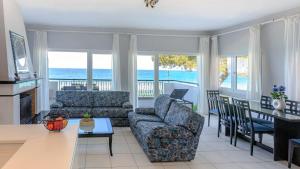 Un lugar para sentarse en Siviri Sunset Amazing Sea View- With fireplace -Starlink wifi