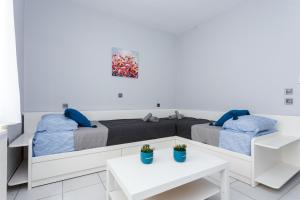 Un lugar para sentarse en Siviri Sunset Amazing Sea View- With fireplace -Starlink wifi