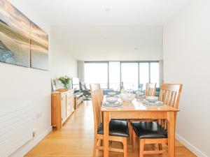 ビデフォードにある2 Horizon Viewのテーブルと椅子のあるダイニングルーム