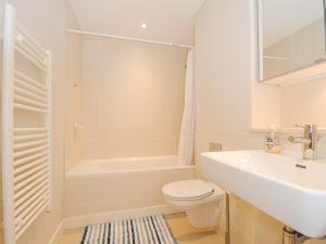 ビデフォードにある2 Horizon Viewの洗面台、トイレ、浴槽を備えたバスルーム +15枚の写真