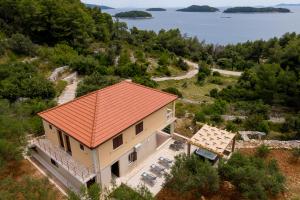 widok z powietrza na dom z pomarańczowym dachem w obiekcie Villa Franciska w mieście Blato
