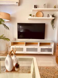 TV a/nebo společenská místnost v ubytování Apartment in Maadi for rent