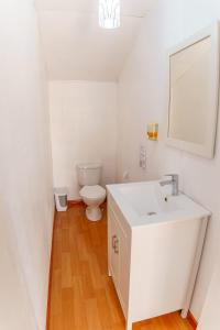 ein Badezimmer mit einem weißen Waschbecken und einem WC in der Unterkunft Titicaca Uros Summa Paqari in Uros