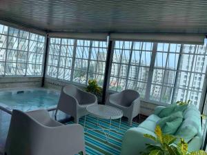 Χώρος καθιστικού στο Modern Centrical Evaristo Apartment With Tub