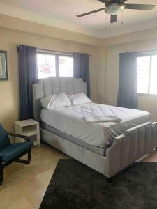 Ένα ή περισσότερα κρεβάτια σε δωμάτιο στο Modern Centrical Evaristo Apartment With Tub +21 φωτογραφίες