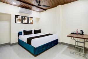 ein Schlafzimmer mit einem Bett und einer Holzdecke in der Unterkunft OYO Hotel Mid Town in Bilāspur