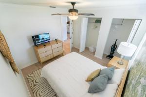 A television and/or entertainment centre at St Augustine Retreat - Pool, BBQ and Private Yard
