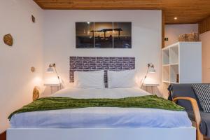 una camera da letto con un letto grande e due lampade di The Point - Sintra 2 a Sintra