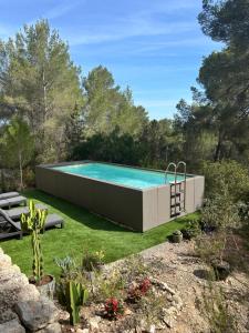 een zwembad in een tuin met een gazon bij Villa Cana Chana in Santa Gertrudis de Fruitera