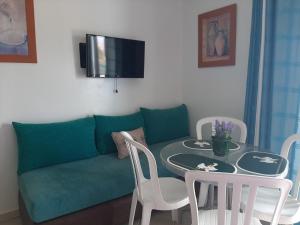 TV a/nebo společenská místnost v ubytování Séduisant Studio vue piscine Cabo négro