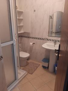 une salle de bain avec toilettes et lavabo dans l'établissement Séduisant Studio vue piscine Cabo négro, à Cabo Negro