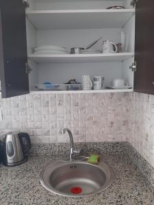 Cuisine ou kitchenette dans l'établissement Séduisant Studio vue piscine Cabo négro