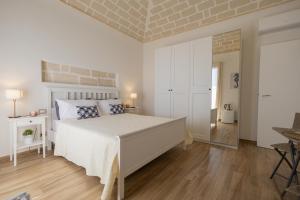 una camera con un grande letto e un muro di mattoni di Marettimo Vacanze a Marettimo