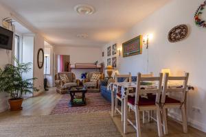 un soggiorno con tavolo e sedie di The Point - Sintra 2 a Sintra