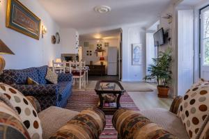 un soggiorno con un divano e un tavolo di The Point - Sintra 2 a Sintra