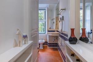 un bagno con un lavandino e un water al suo interno di The Point - Sintra 2 a Sintra Altre 43 foto