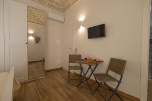 a small dining room with a table and chairs at Marettimo Vacanze in Marettimo
