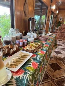 einen Tisch mit Sandwiches und anderen Speisen darauf in der Unterkunft Teanehi Bed & Breakfast in Hanga Roa