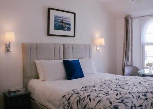 een slaapkamer met een groot bed met een blauw kussen bij Gresham Court in Torquay +43 foto's