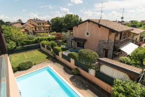 Piscina de la sau aproape de Attico Sirmione Easy