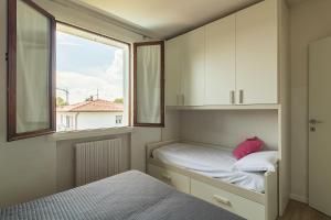 Un pat sau paturi într-o cameră la Attico Sirmione Easy +29 fotografii
