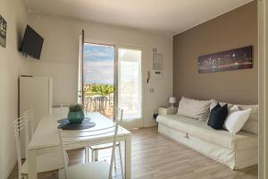 Un televizor și/sau centru de divertisment la Attico Sirmione Easy