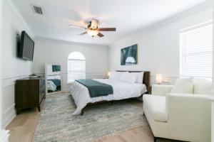 A television and/or entertainment centre at St Augustine Retreat - Pool, BBQ and Private Yard