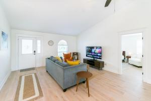 A television and/or entertainment centre at St Augustine Retreat - Pool, BBQ and Private Yard