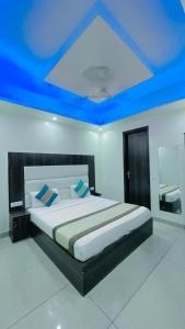 Hotel Ark Wood Near Delhi Airport tesisinde bir odada yatak veya yataklar