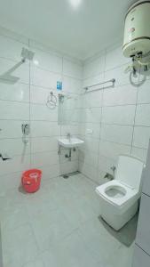 Ένα μπάνιο στο Hotel Ark Wood Near Delhi Airport