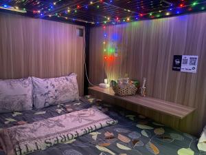 En eller flere senge i et værelse på Start House DORM Walk 5 Minutes to the Airport + 9 billeder