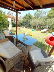 um pátio com uma mesa e cadeiras e um parque infantil em villa panorama seaview em Tessalônica