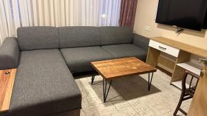 sala de estar con sofá y mesa en Albatros Apart Suite en Estambul