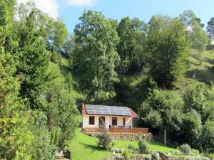 ein Haus mit einem Sonnenkollektor darüber in der Unterkunft Ferienhaus Manoury in Waldeck