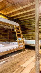 Palanda nebo palandy na pokoji v ubytování Hostal MOCAMBO BEACH