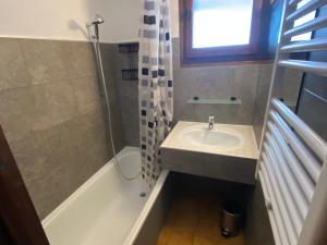 Fotografia z galérie ubytovania Charmant appartement proche centre et remontées mécaniques, avec WIFI et parking - FR-1-693-6 v destinácii Châtel