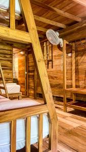 Palanda nebo palandy na pokoji v ubytování Hostal MOCAMBO BEACH
