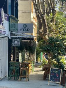圣保罗Star Hospedaria的人行道上设有桌椅的餐厅