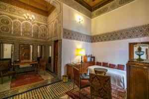 1 dormitorio con 1 cama y escritorio en una habitación en Ryad Mabrouka, en Fez