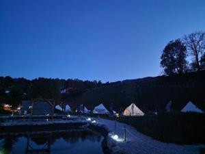 ラドヴリツァにあるWhite Tent Mountain View in camp Garden Parkの夜のテント群