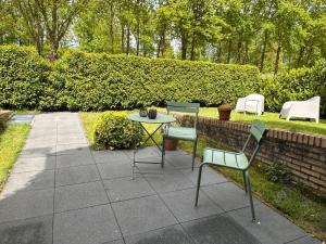 een tafel en stoelen op een patio bij La Grange 28 in Bergen op Zoom