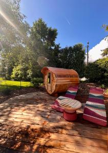 una casa pequeña con un banco y una mesa en L'Arcalod Lac d'Annecy - Hôtel Restaurant & Spa en Doussard