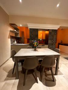 a dining room with a table and chairs in a kitchen at Appartamento “Amelia” Sperlonga in Sperlonga