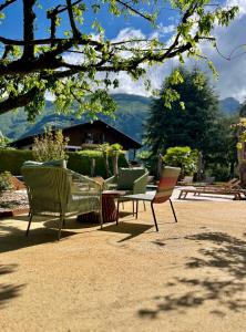 杜薩爾的住宿－L'Arcalod Lac d'Annecy - Hôtel Restaurant & Spa，坐在庭院顶上的一组长椅