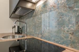 een keuken met een spoelbak en een aanrecht bij ThreeMoonsBoutique House/Pandora in Salerno +64 foto's